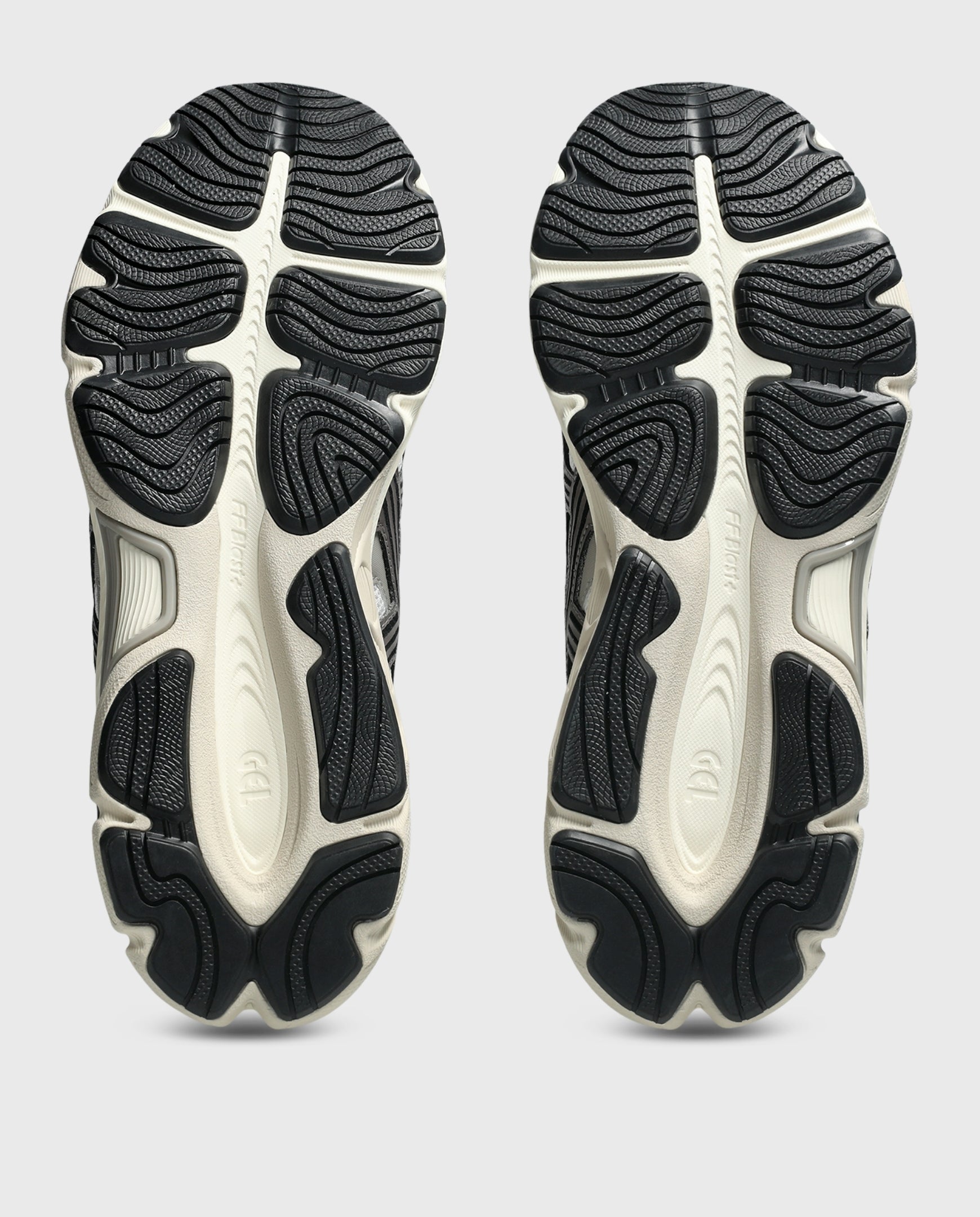 Asics Gel-NYC 2.0 sneaker loopzool: zwart profiel met groeven en noppen