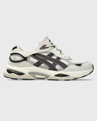 Asics Gel-NYC 2.0 sneaker zijaanzicht: witte upper, zwarte strepen, beige-zool