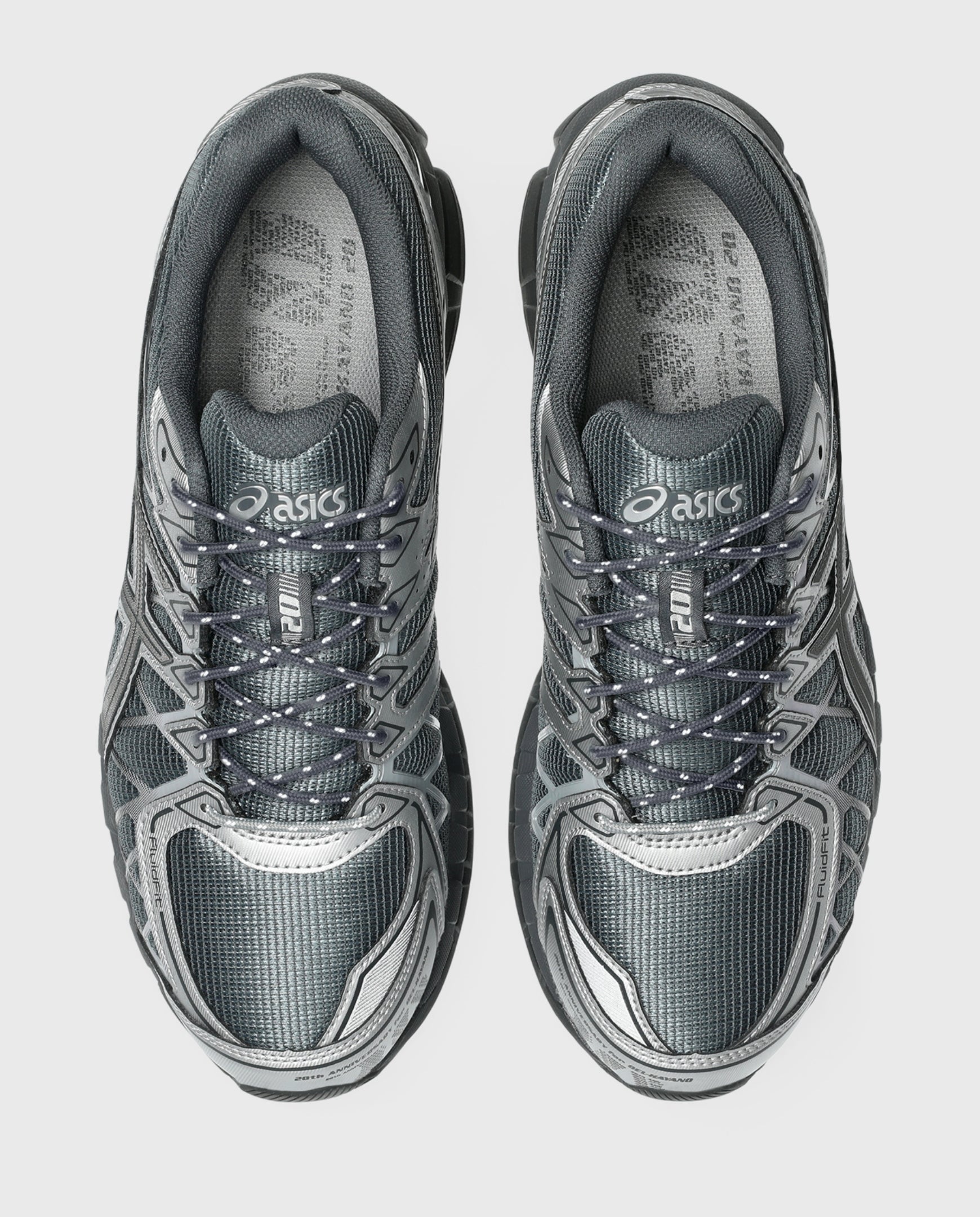 Asics Gel-Kayano 20 hardloopschoenen grijs met zwarte veters, neus en voering zichtbaar