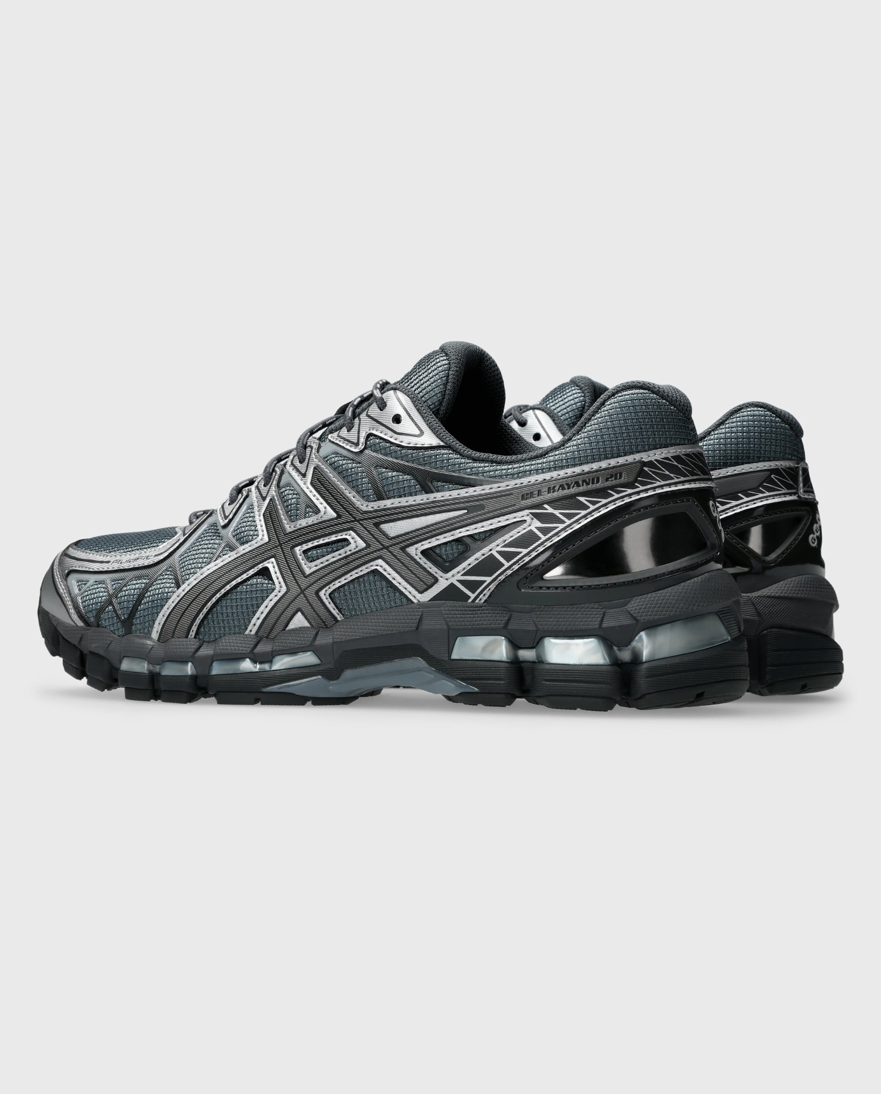 Asics Gel-Kayano 20 hardloopschoen grijs met zwarte hielkap en dikke zool