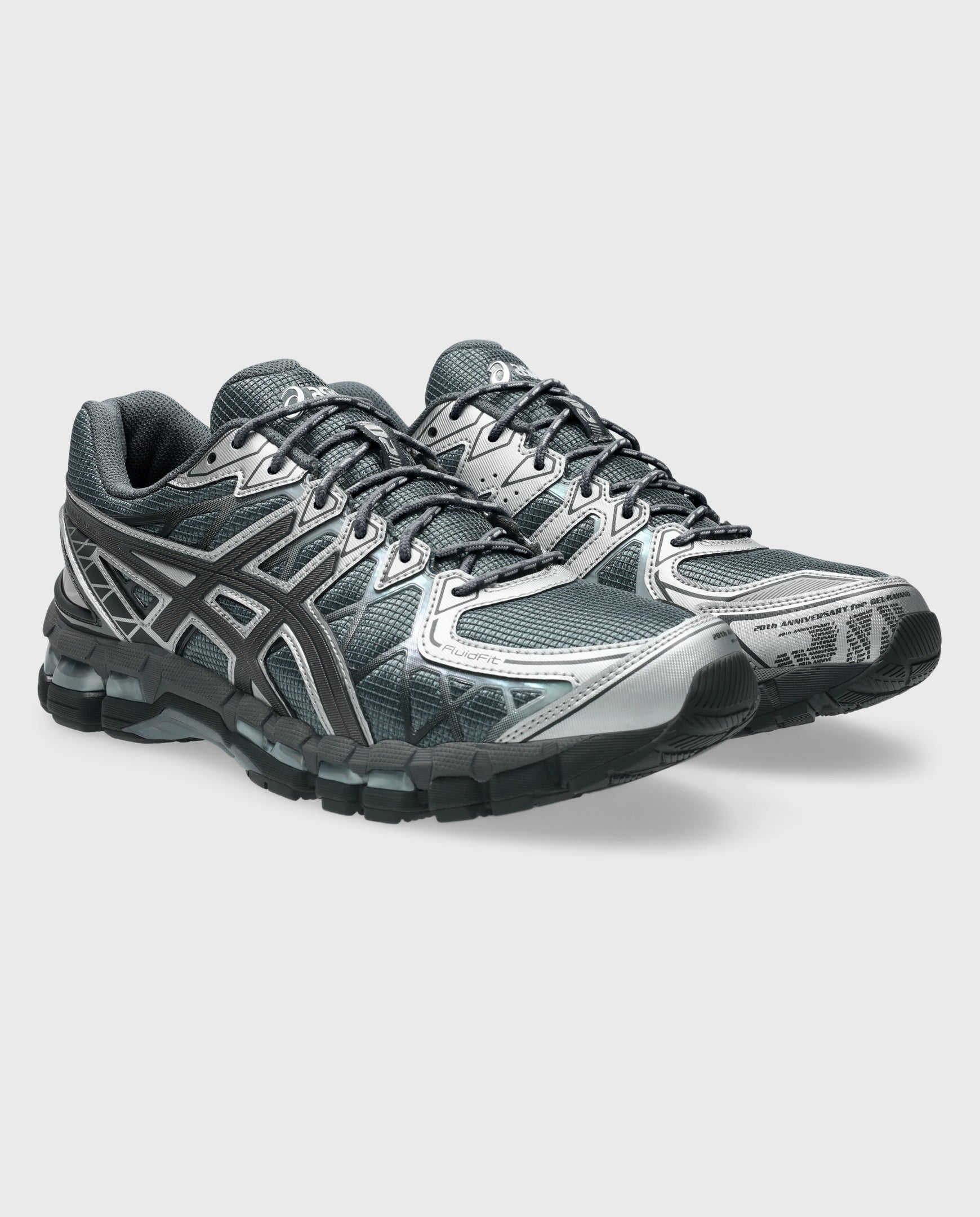 Asics Gel-Kayano 20 hardloopschoen grijs-wit met zwarte overlays en veters