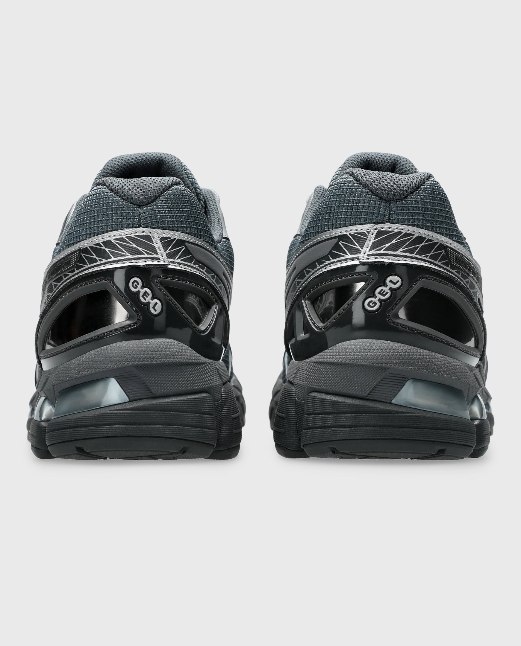 Asics Gel-Kayano 20 hardloopschoen grijs met zwarte hiel en mesh-bovenwerk