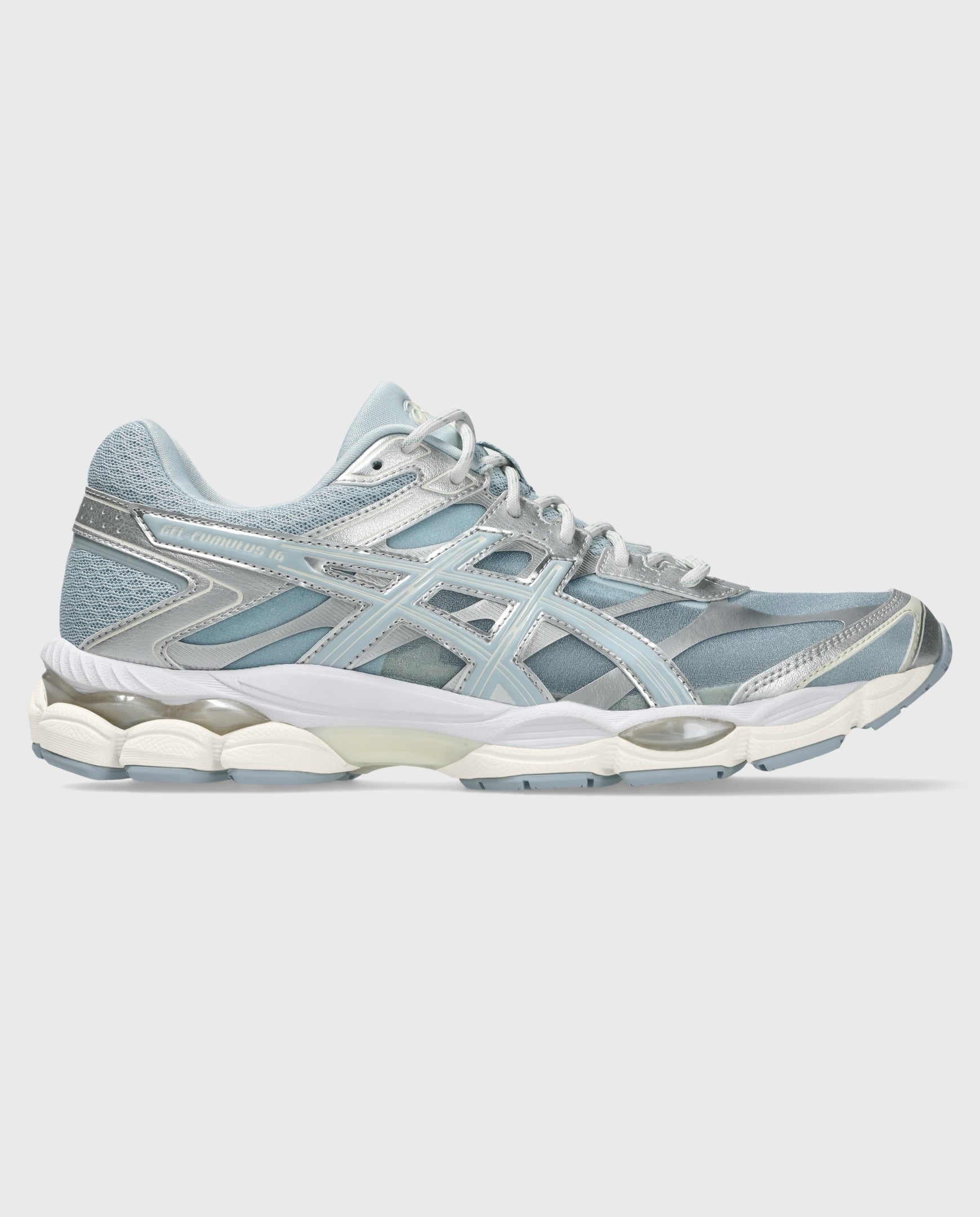 Asics hardloopschoen 3/4-zijaanzicht lichtblauw met reflecterende accenten.