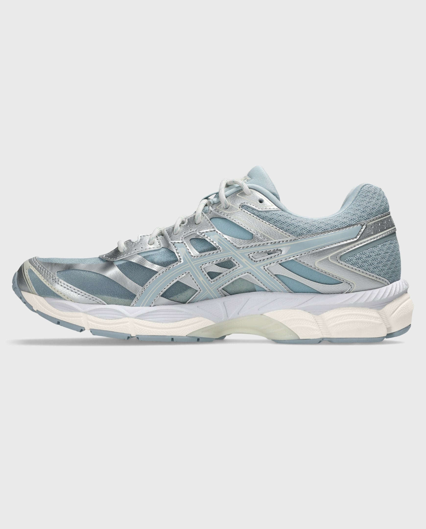 Asics hardloopschoen lichtblauw met zilverkleurige panelen en veters.
