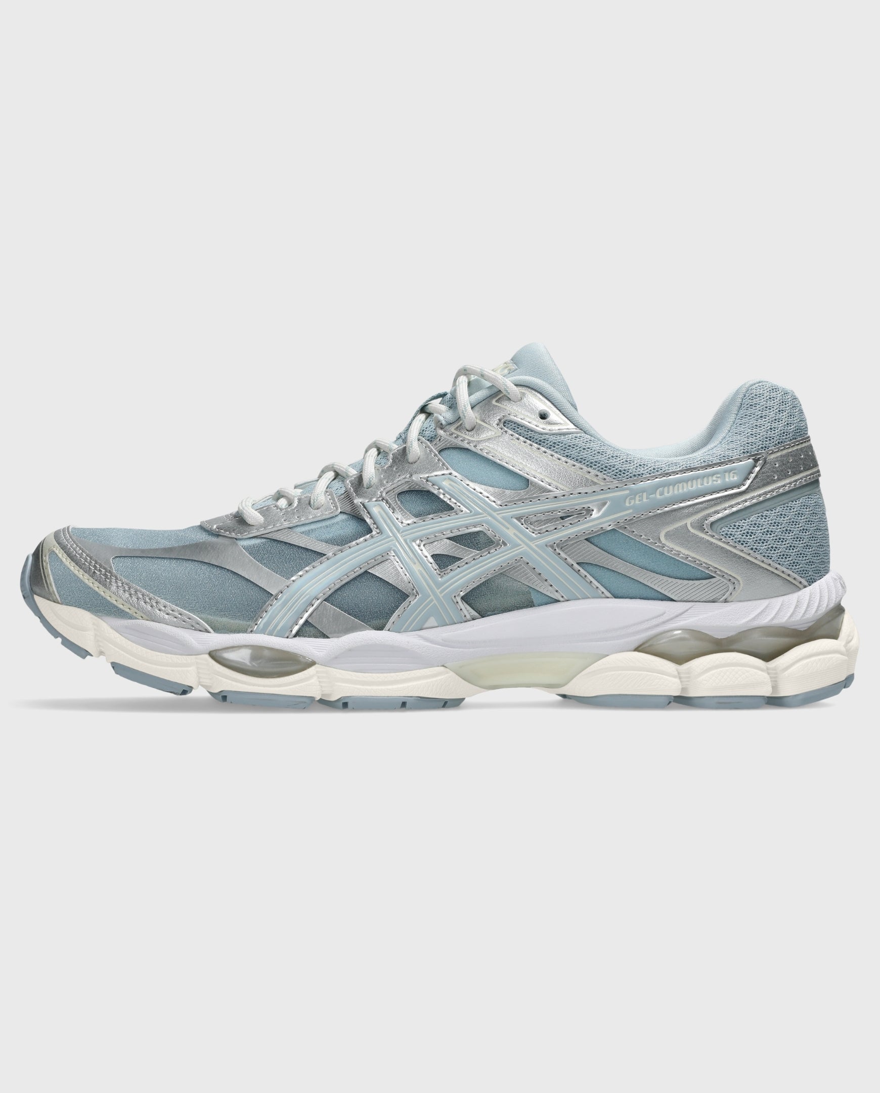 Asics hardloopschoen lichtblauw met profielzool en zijpanelen in zilver.