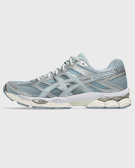 Asics hardloopschoen lichtblauw met profielzool en zijpanelen in zilver.