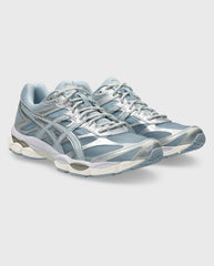 Asics hardloopschoen met lichtblauwe bandjes en doorzichtige eyestay detail.