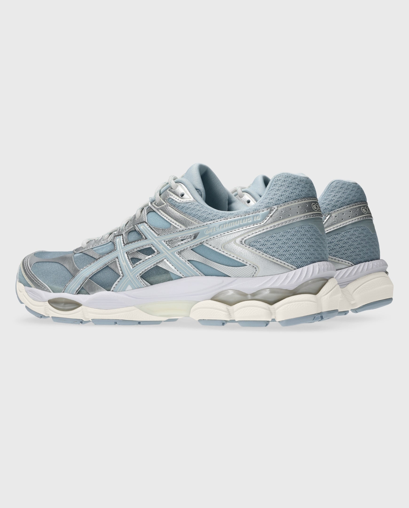 Asics hardloopschoen lichtblauw met gebogen hielstuk en dikke, witte zool.