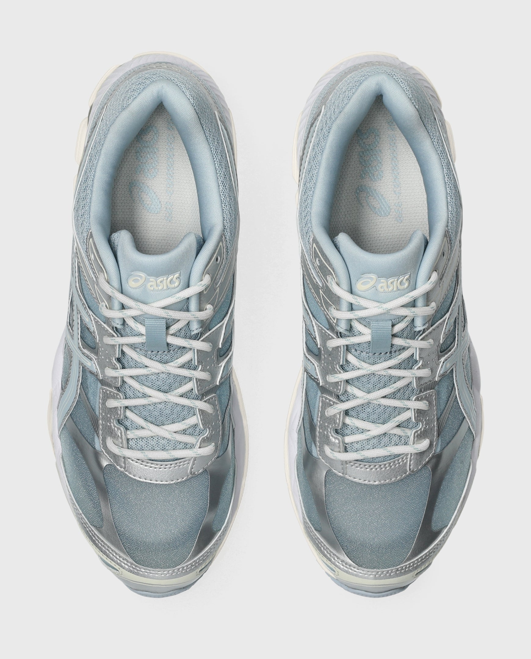 Asics hardloopschoen achterkant met lichtblauwe hiel en doorlopende band.