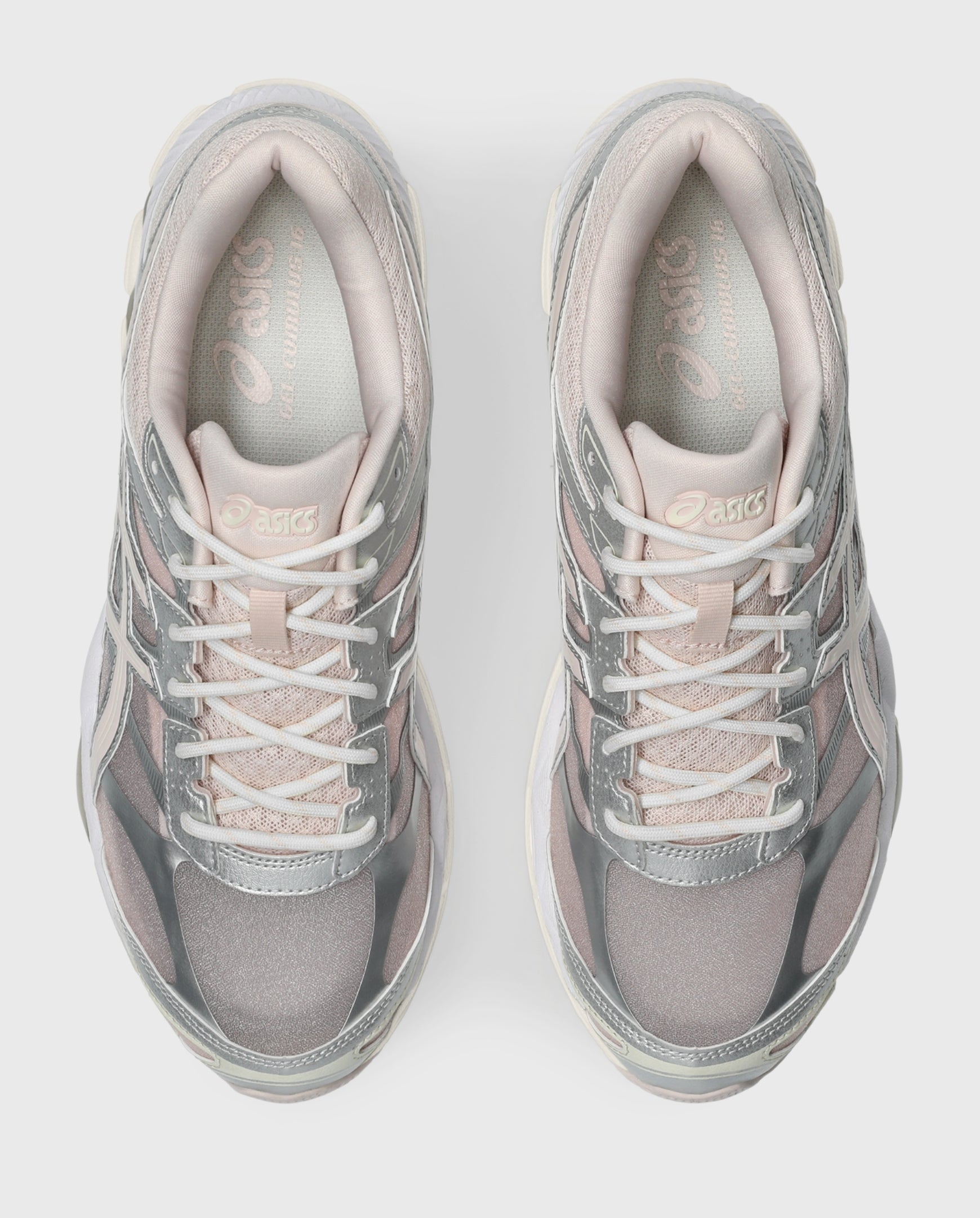 Asics hardloopschoenen paar met zichtbare binnenvoering en veters, lichtroze hiel