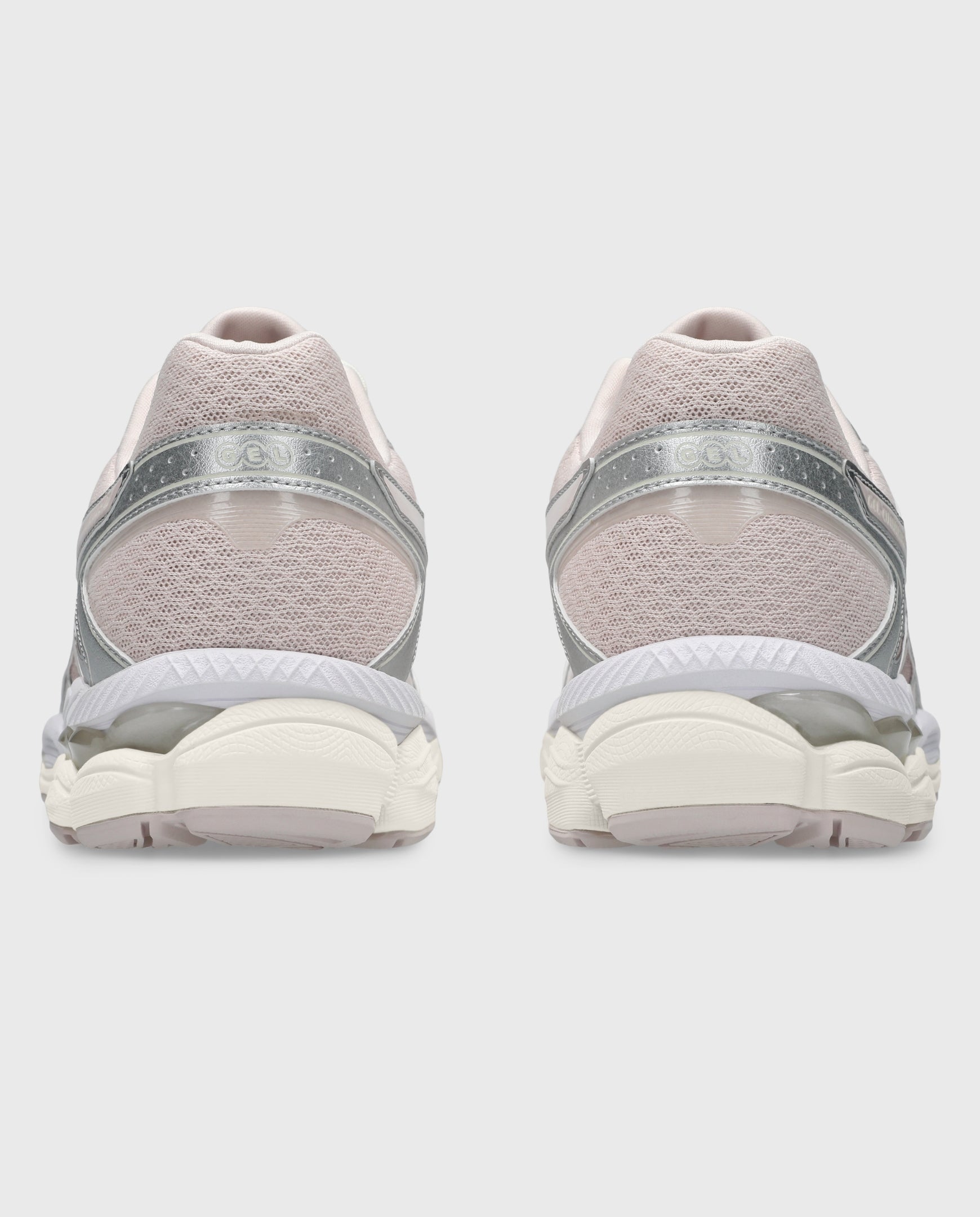 Asics hardloopschoenen achterkant lichtroze met gestreepte hielband en witte zool