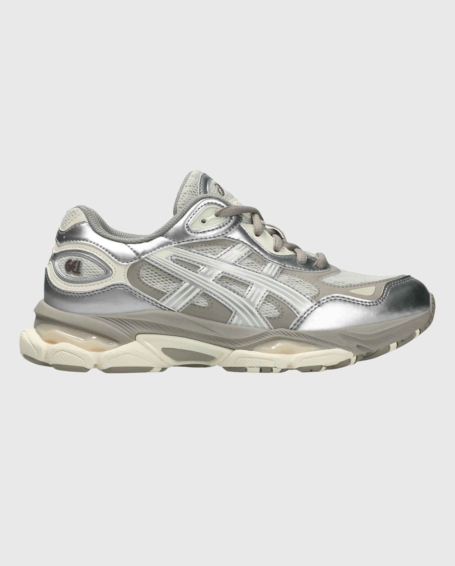 Sneaker zijaanzicht, rookgrijs bovenwerk met metallic zilveren overlays en dikke sportzool.