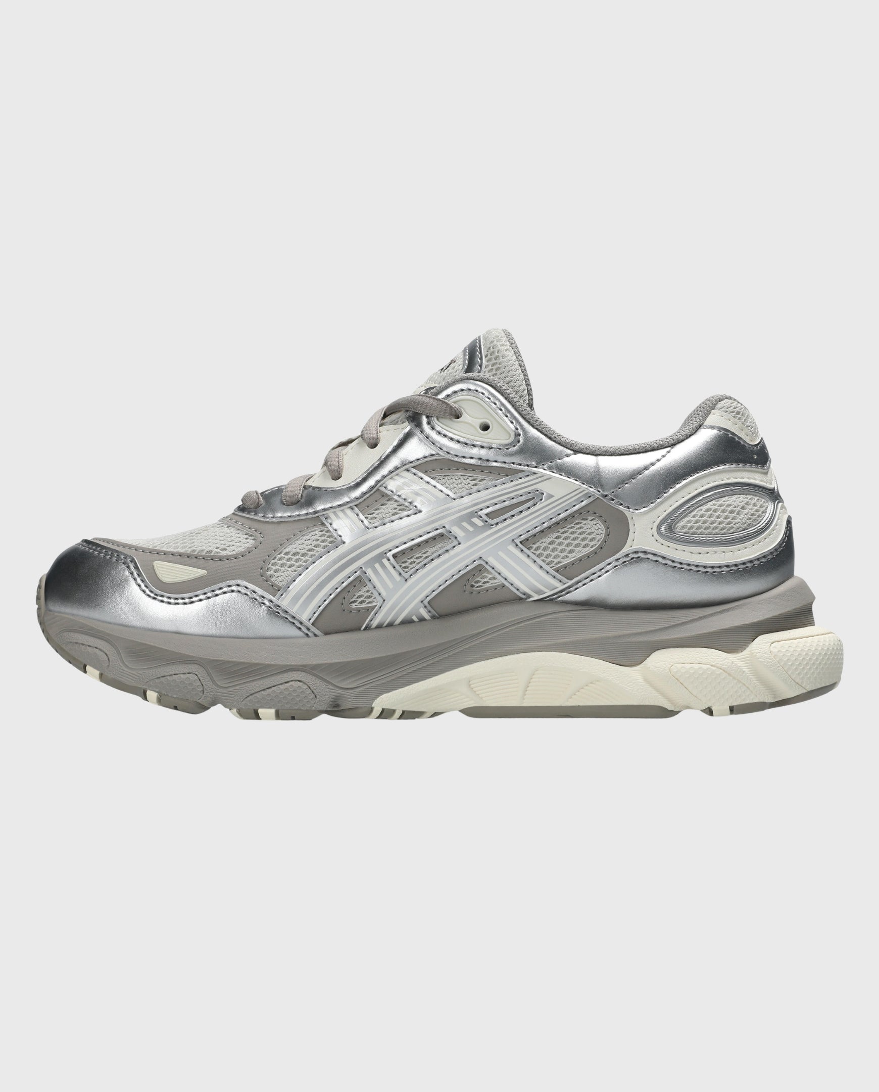 ASICS Gel-NYC 2.0 sneaker in rookgrijs met zilveren accenten, vetersluiting en dikke zool.