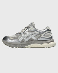 ASICS Gel-NYC 2.0 sneaker in rookgrijs met zilveren accenten, vetersluiting en dikke zool.