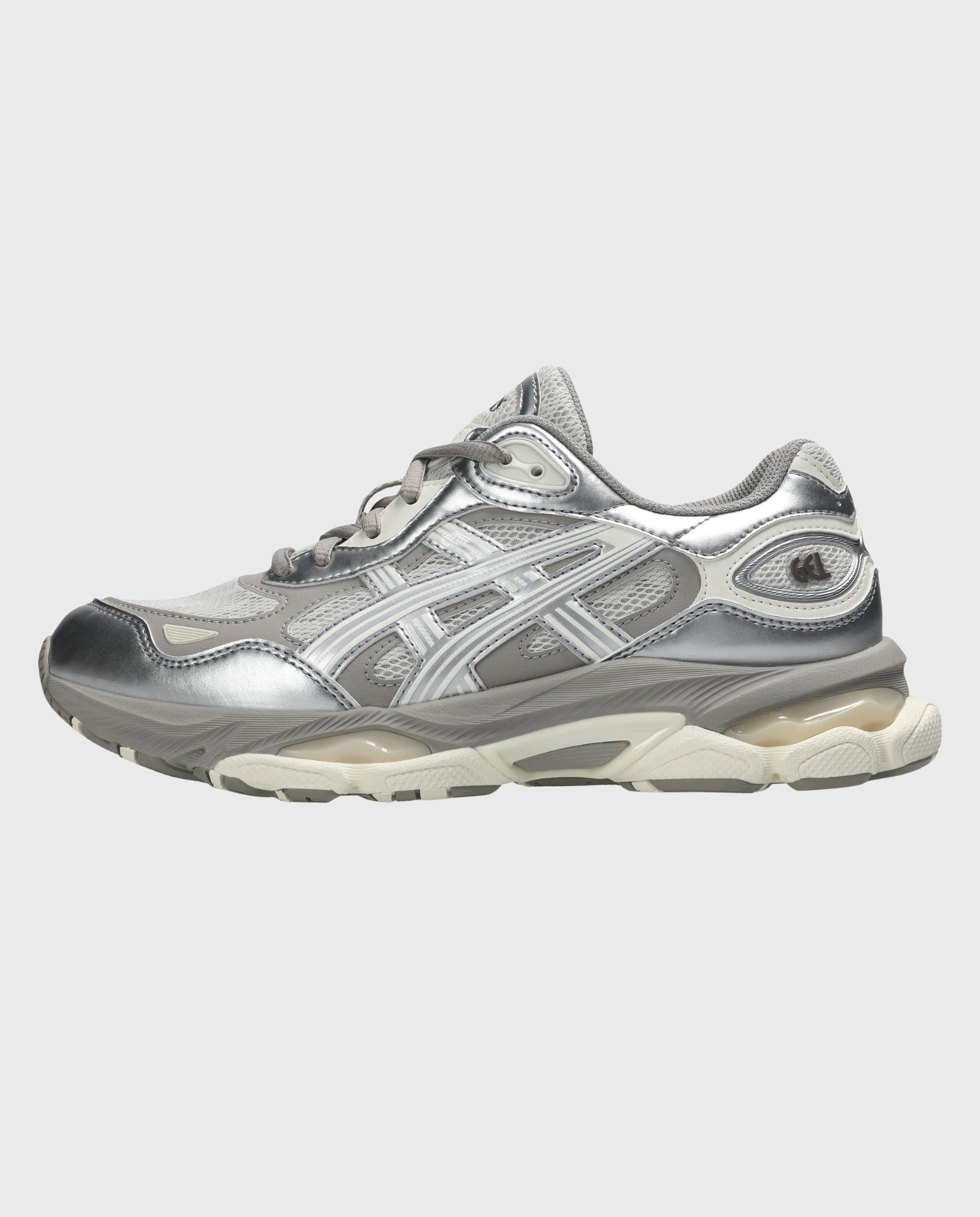 ASICS Gel-NYC 2.0 sneaker zijaanzicht, rookgrijs mesh met glanzende zilveren overlays, veters.
