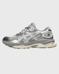 ASICS Gel-NYC 2.0 sneaker zijaanzicht, rookgrijs mesh met glanzende zilveren overlays, veters.