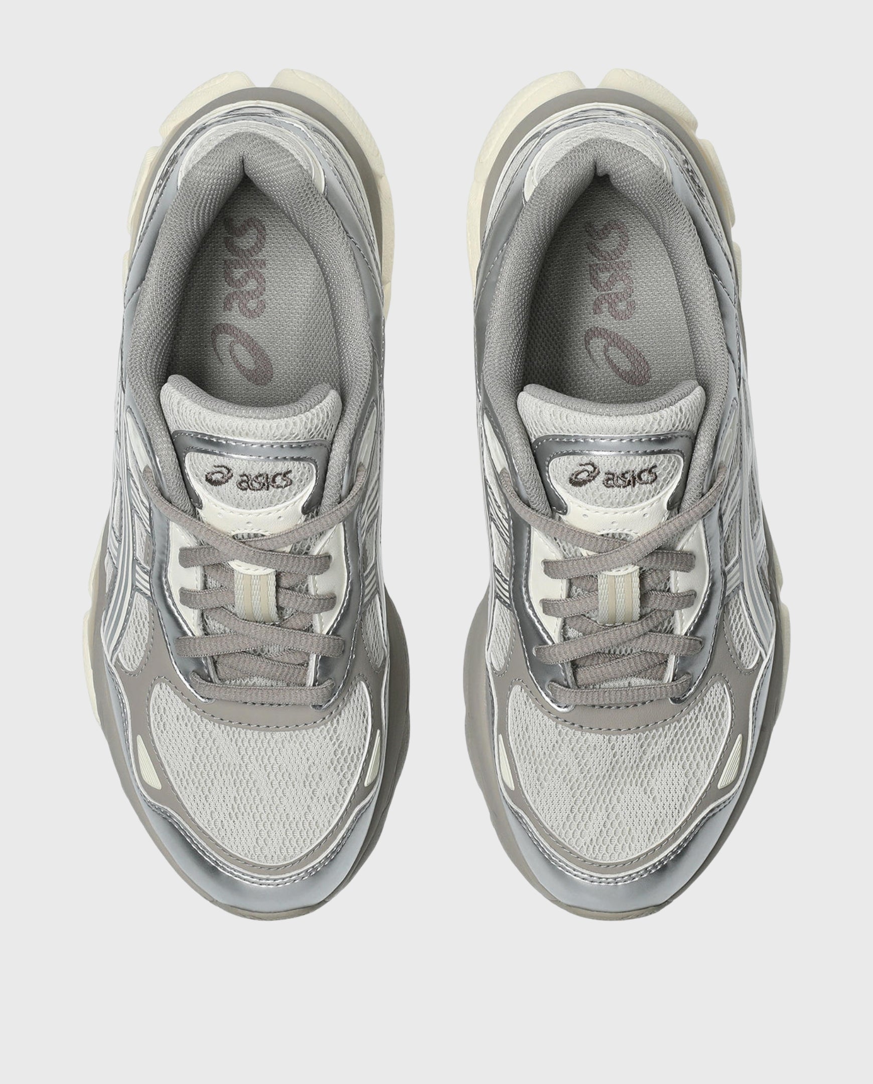 Sneaker met grijze binnenvoering en geprofileerde tong, veters en instapkraag.