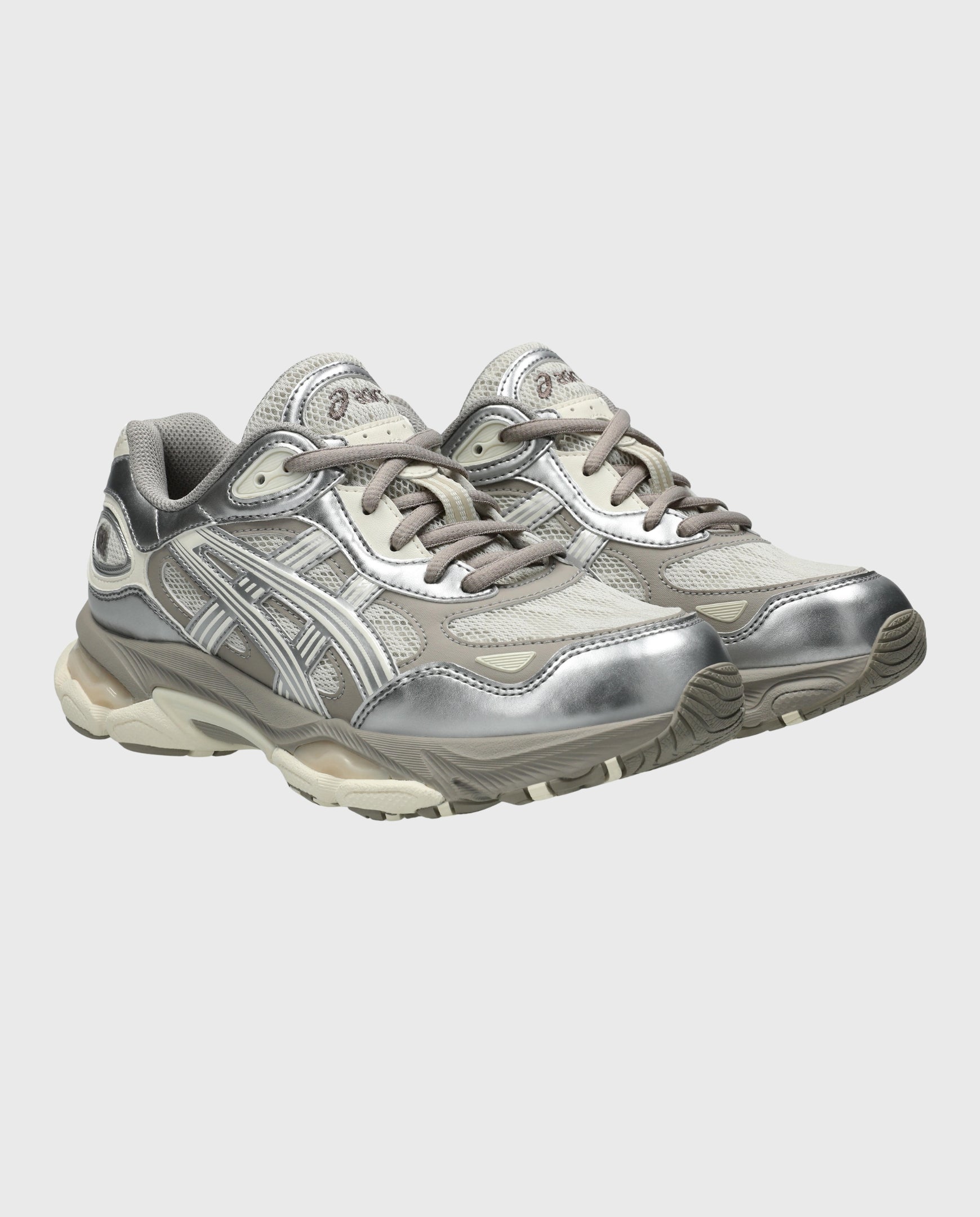 ASICS sneaker in rookgrijs met zilveren upper, veters en chunky beige tussenzool.