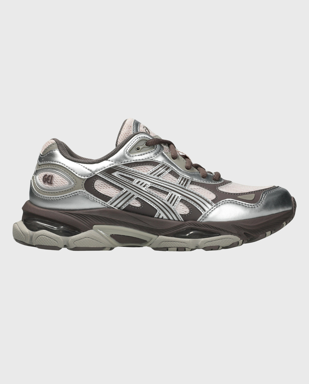 Asics sneaker in zilvergrijs met zwarte zijstrepen, bruine veters en sportzool