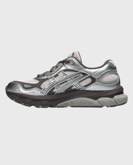 Asics hardloopschoen in zilvergrijs met bruine veters en gedempte zool