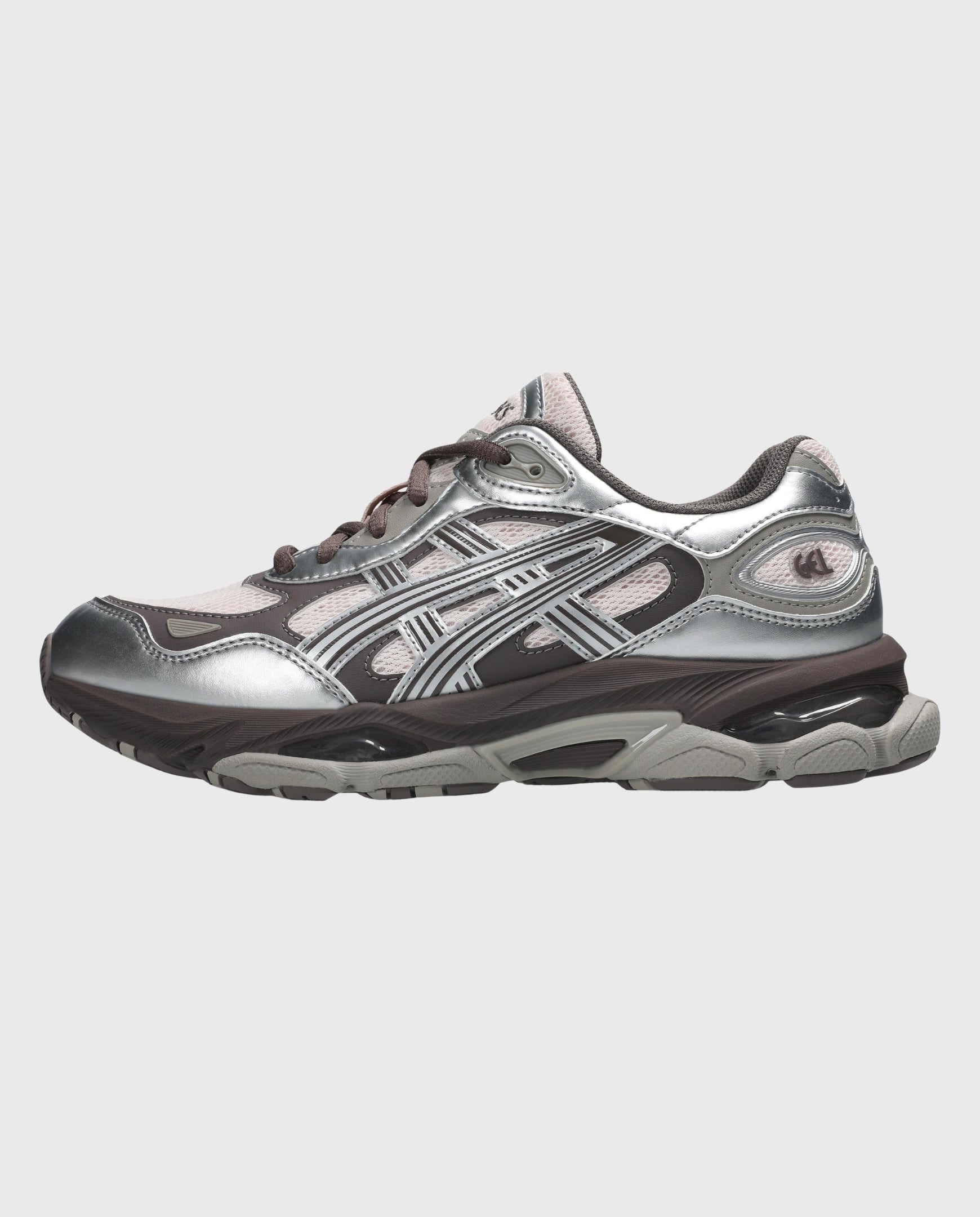 Asics sneaker in zilvergrijs met zijlogo’s, bruine veters en dikke tussenzool