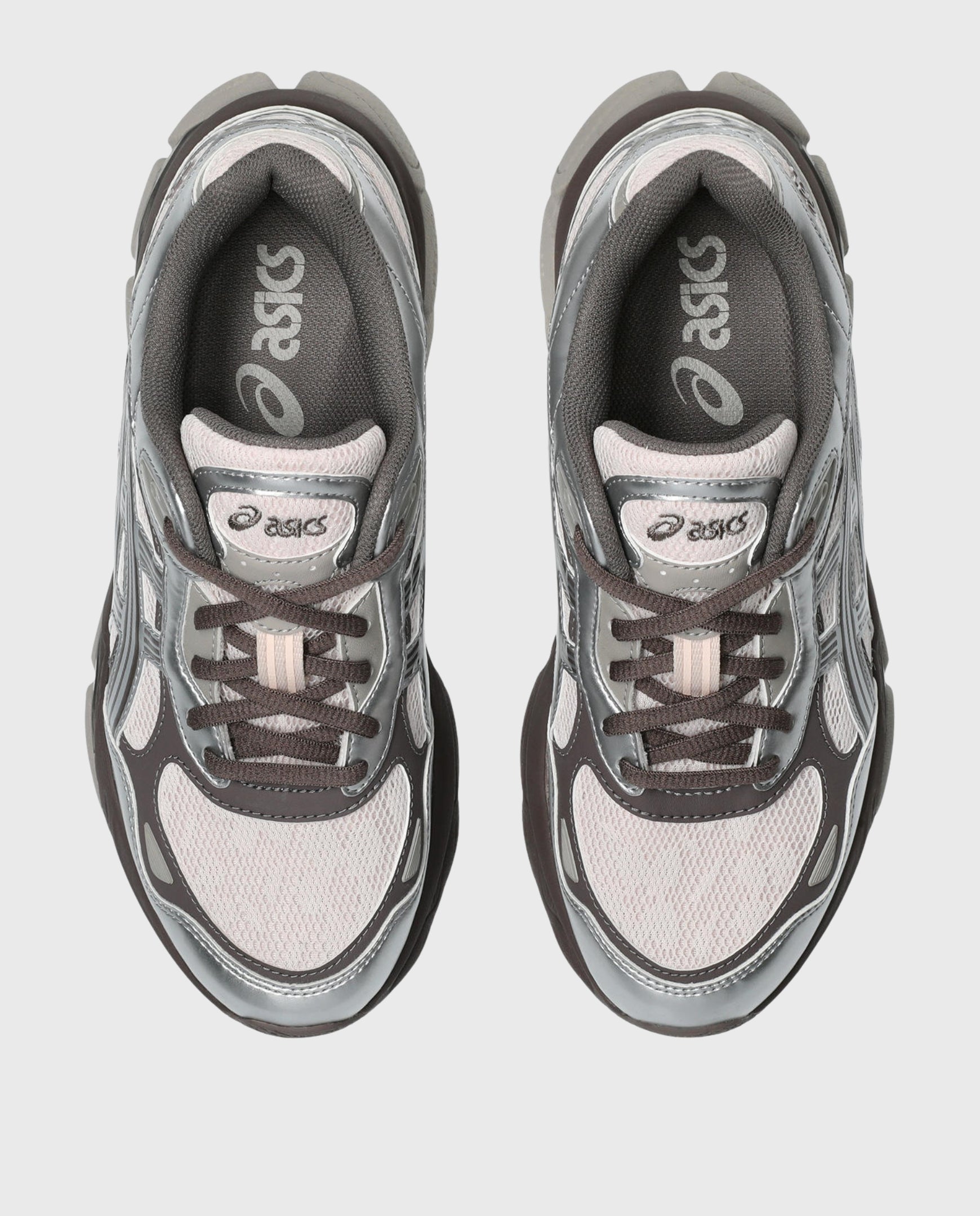 Asics schoen met grijze mesh binnenkant en gelabelde hiel, bruine veters