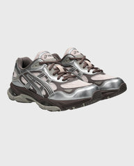 Asics sneaker met zilveren overlays, bruine veters en ronde, gedempte neus