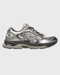 Asics sneaker in zilvergrijs met zwarte zijstrepen, bruine veters en sportzool
