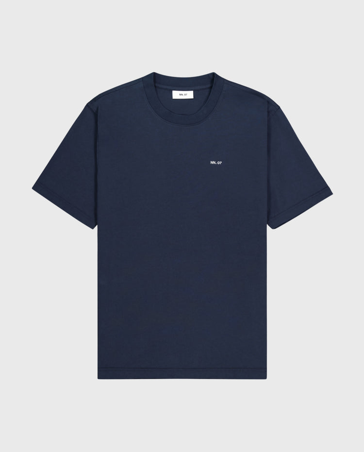 Donkerblauwe T-shirt met ronde hals en klein borstlogo