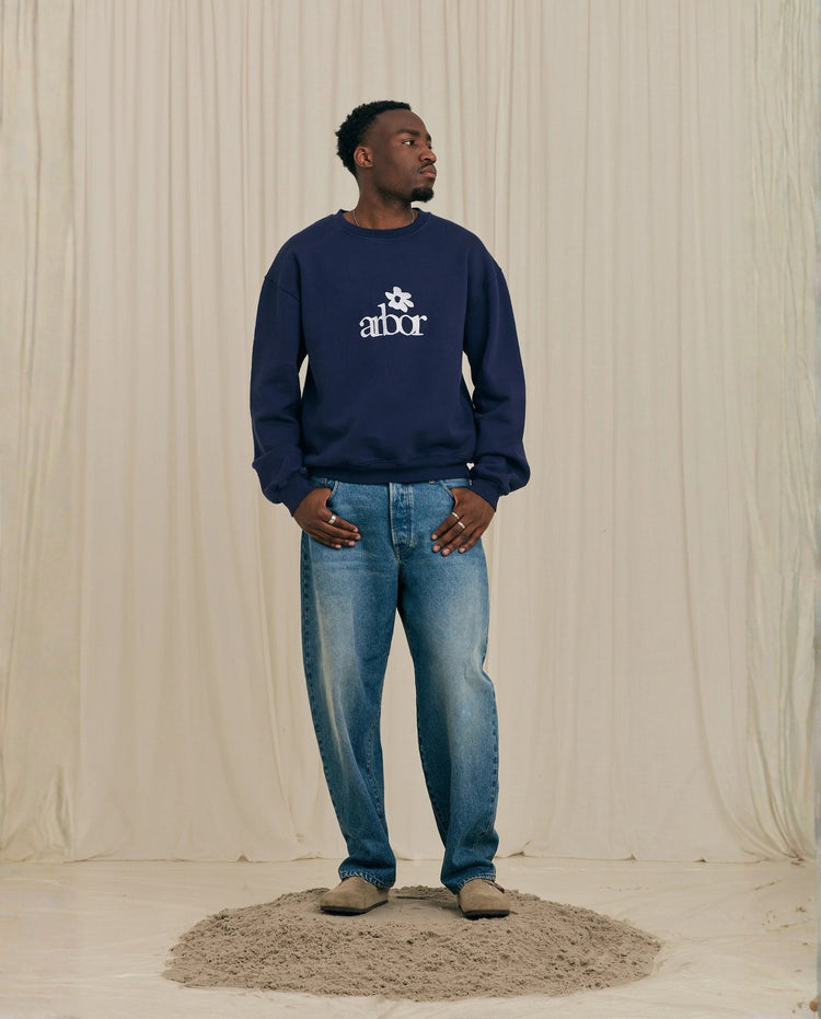Marineblauwe Arbor crewneck-sweater met witte bloem en Arbor-logo op de borst