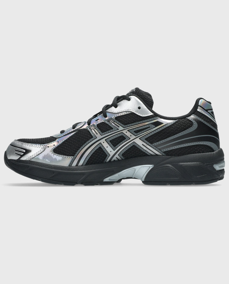 Asics sneakers, zijaanzicht in zwart met zilveren accenten en lichtblauwe details