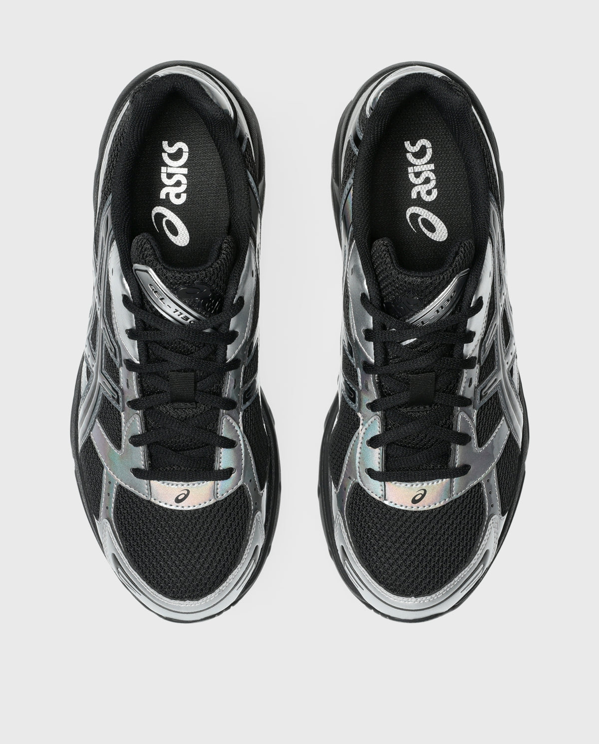 Asics sneakers met zwarte mesh binnenkant en witte stiksels, paar hakken van voren