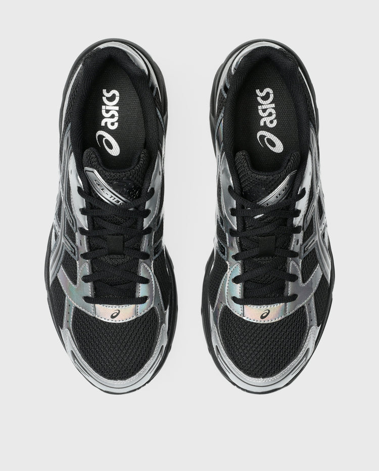 Asics sneakers met zwarte mesh binnenkant en witte stiksels, paar hakken van voren
