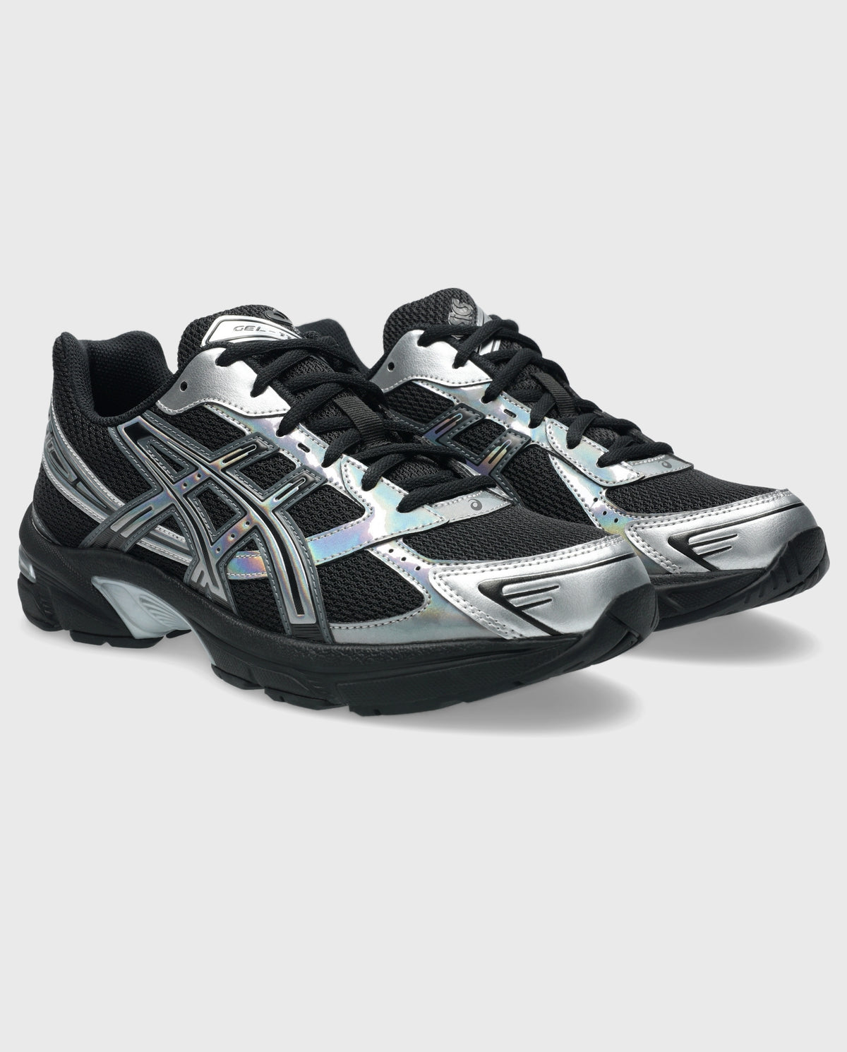 Asics sneakers in zwart met zilverkleurige overlays; dubbele vetersluiting en logo’s