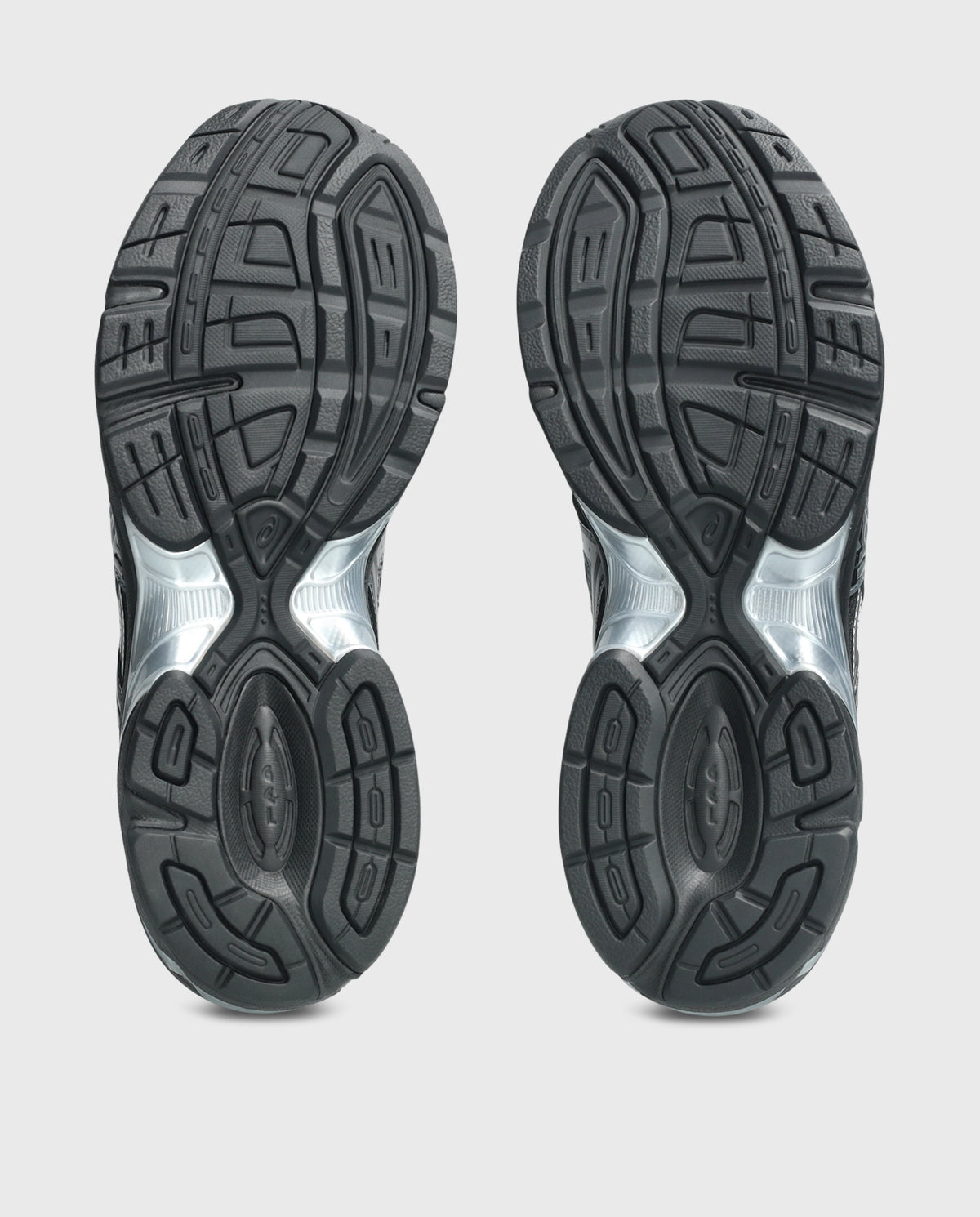 Asics sneakers: buitenzool van twee schoenen in donkergrijs met profiel