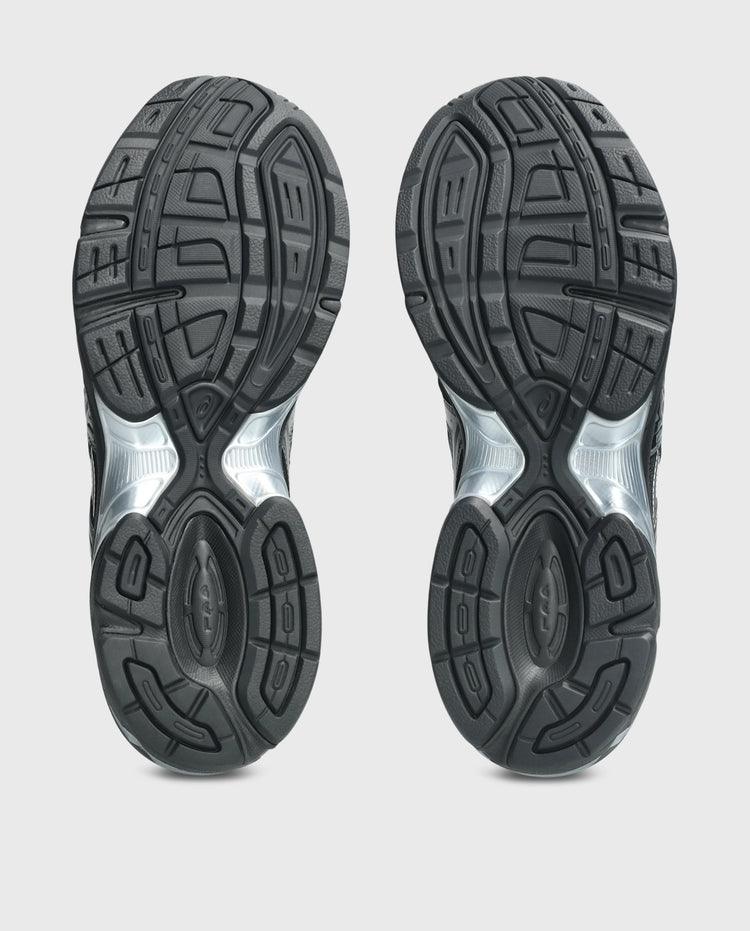 Asics sneakers: buitenzool van twee schoenen in donkergrijs met profiel