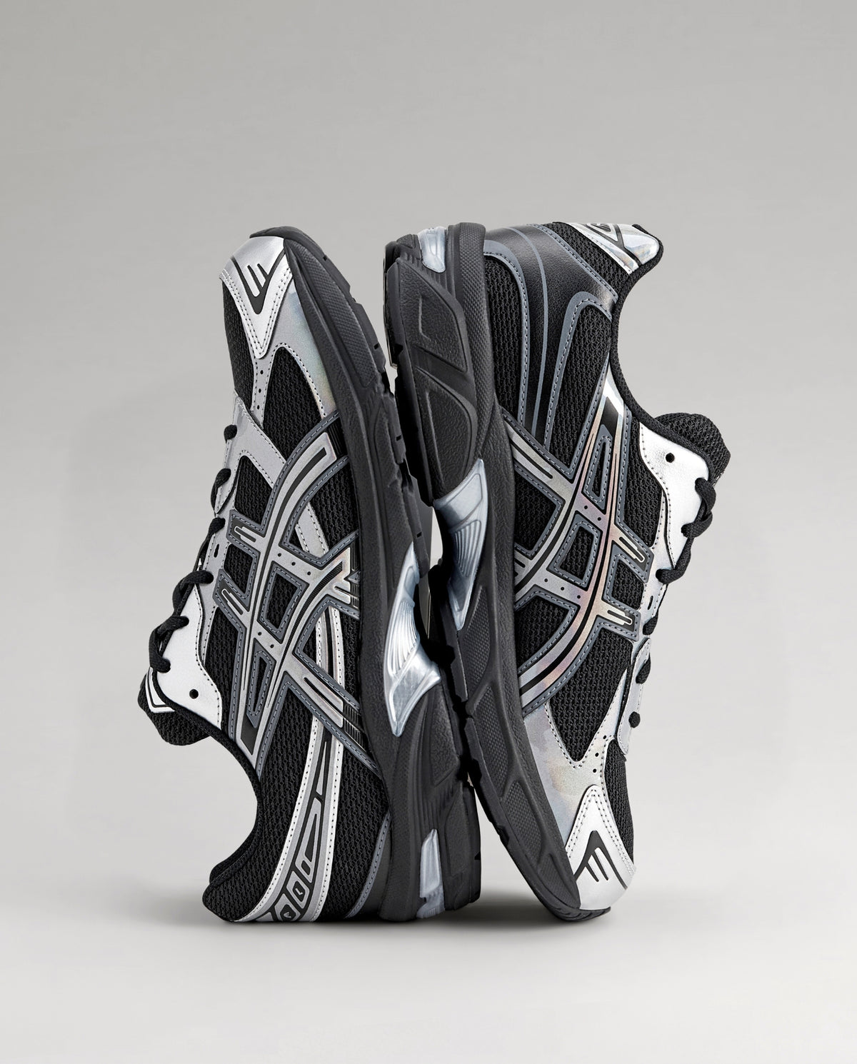 Asics sneakers, achterkant en zijkant in zwart en zilver met zichtbare hielstructuur