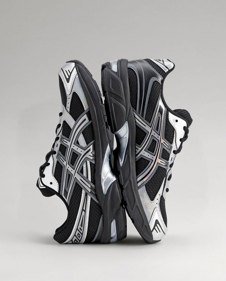 Asics sneakers, achterkant en zijkant in zwart en zilver met zichtbare hielstructuur