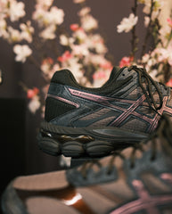 Asics hardloopschoen Gel-Cumulus 16 zijaanzicht, donker zwartgroen met roze accenten