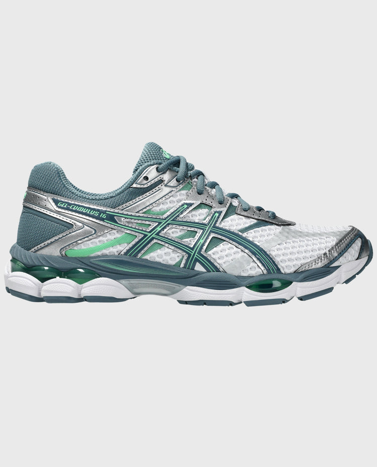 Asics hardloopschoen wit met groen, lang zijaanzicht met gedetailleerde stiksels