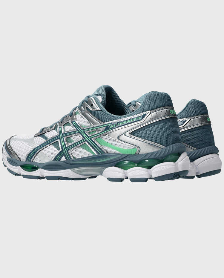 Asics hardloopschoen wit met groen en grijze accenten, zijaanzicht met veters