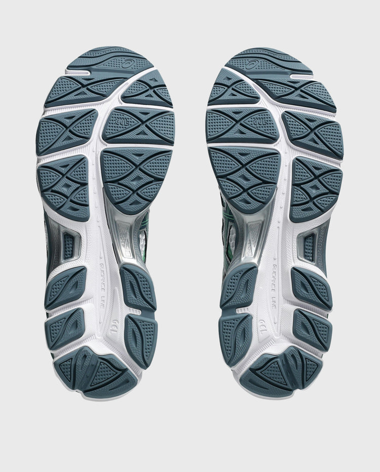 Asics hardloopschoen, paar zolen met donkerblauwe noppen, onderaanzicht