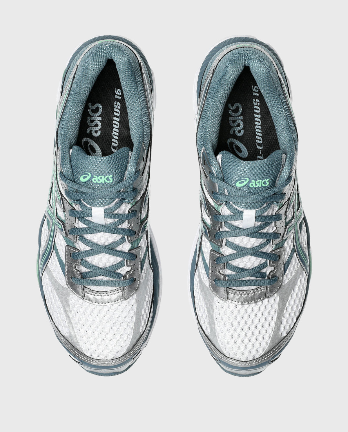Asics hardloopschoen, achteraanzicht van hiel en veters, lichtblauw bovenwerk