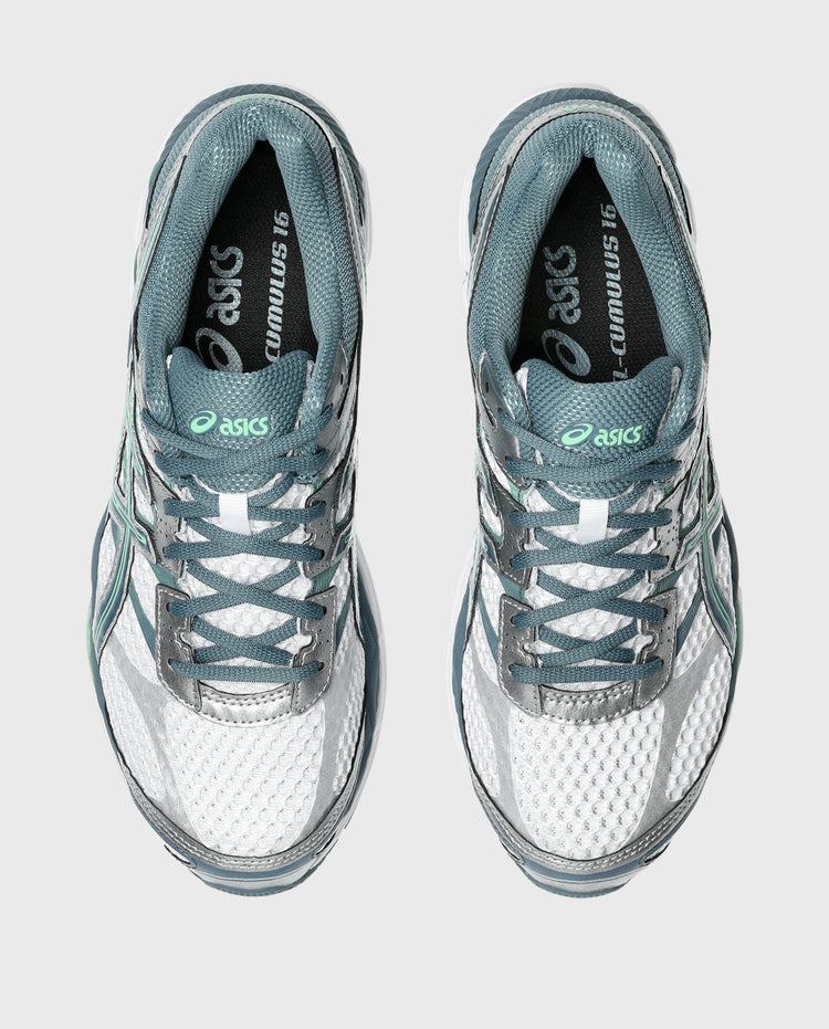 Asics hardloopschoen, achteraanzicht van hiel en veters, lichtblauw bovenwerk
