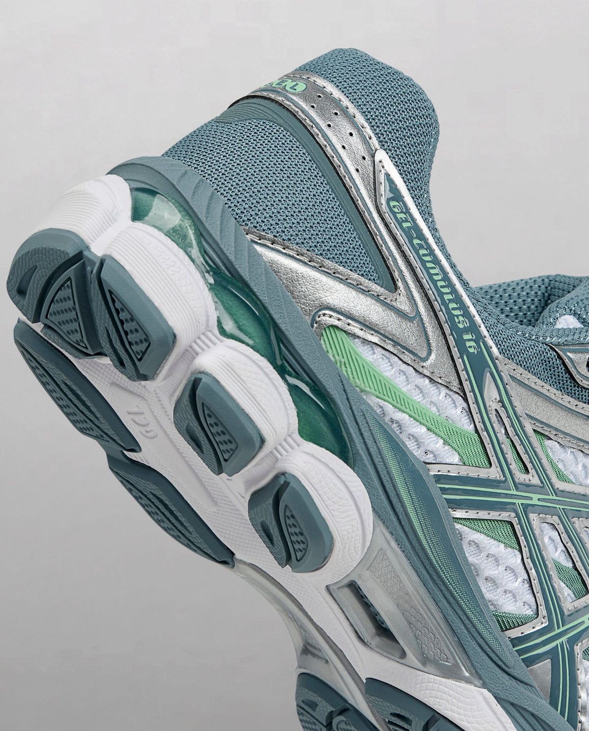 Asics hardloopschoen, zichtbare zool en hiel, wit loopvlak met groene inzet