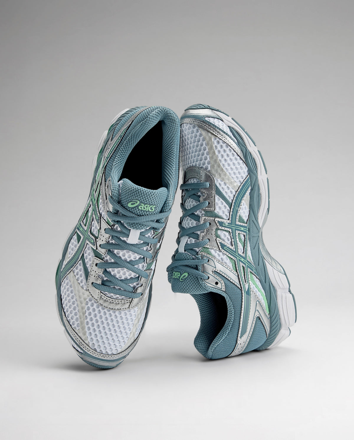 Asics hardloopschoen, open tong en binnenkant zichtbaar, wit mesh met groen