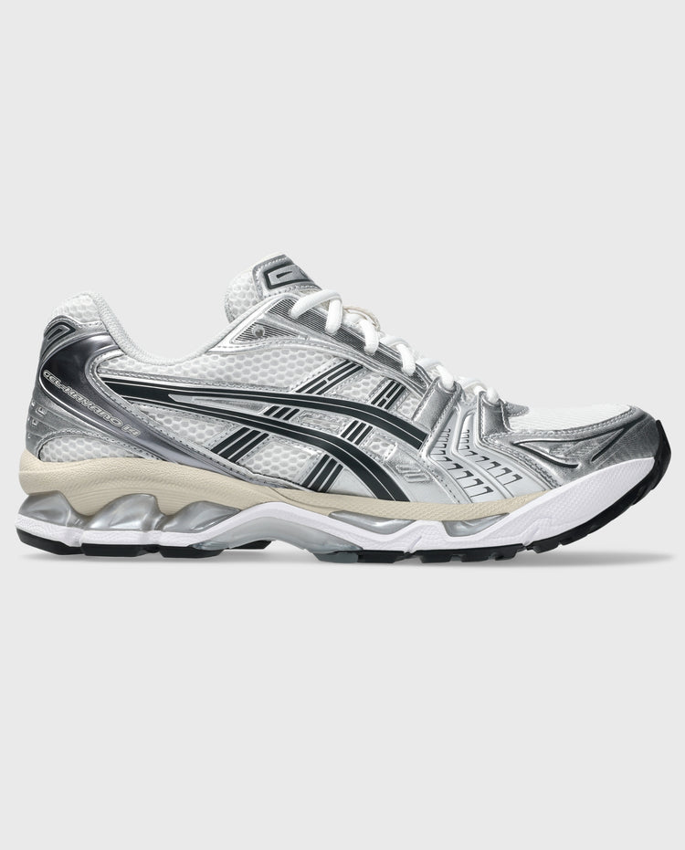 ASICS Gel-Kayano 14 hardloopschoen zijaanzicht: wit bovenwerk, grafietgrijze stiksels en zool