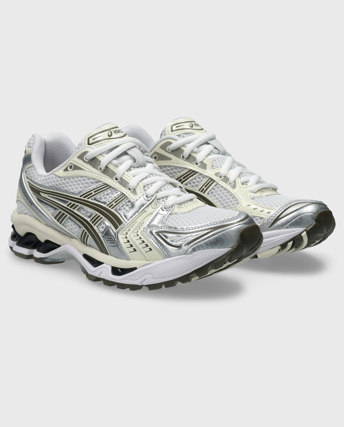 Witte ASICS Gel-Kayano 14 sneaker met ivoorkleurige overlays, veters en GEL-logo