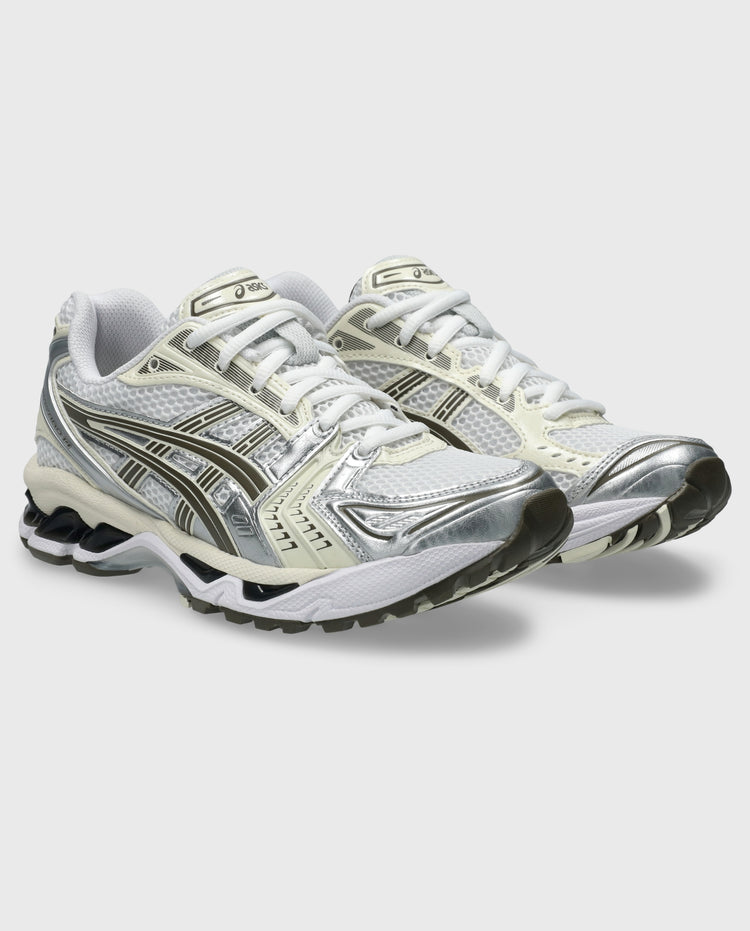 Witte ASICS Gel-Kayano 14 sneaker met ivoorkleurige overlays, veters en GEL-logo