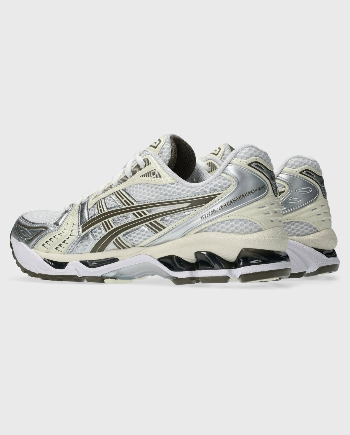 Zijaanzicht witte ASICS Gel-Kayano 14 sneaker met ivoorkleurige strepen en gedempte zool